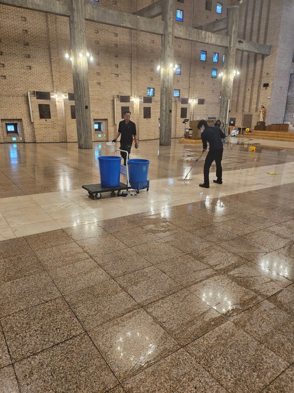 성당 화강석 바닥 청소는 이런식으로 진행합니다. 6